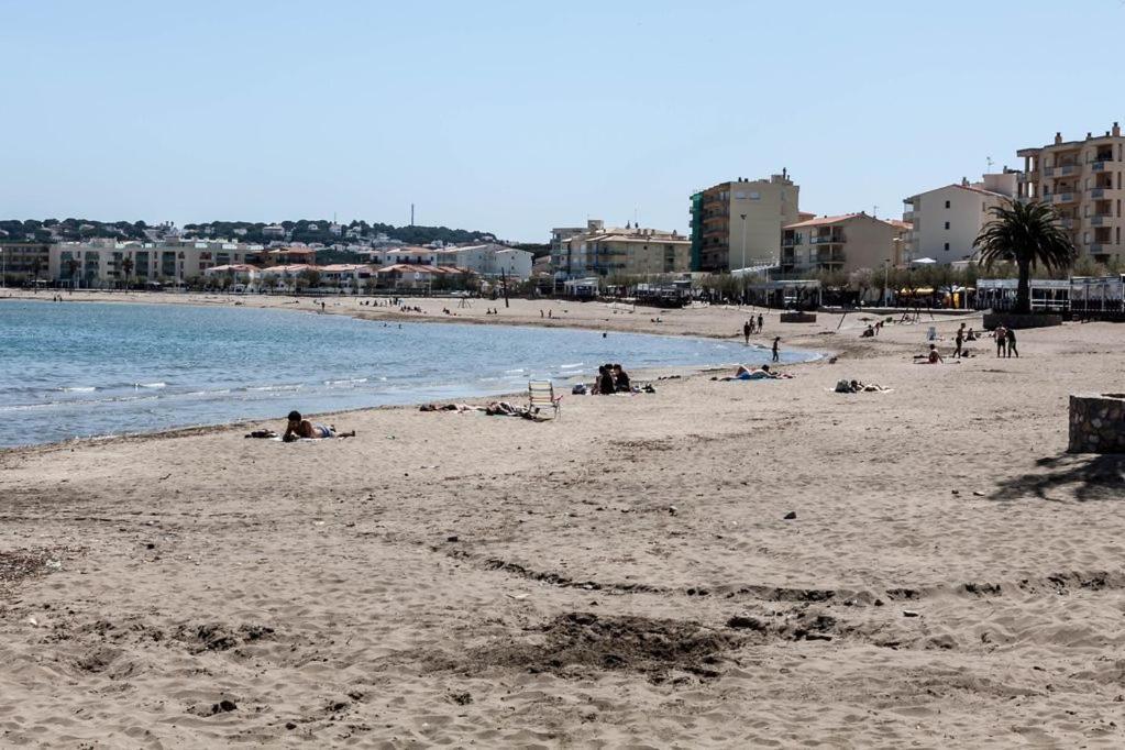 Apartamento Pie De Playa-Wifi Free L' Escala Exteriör bild