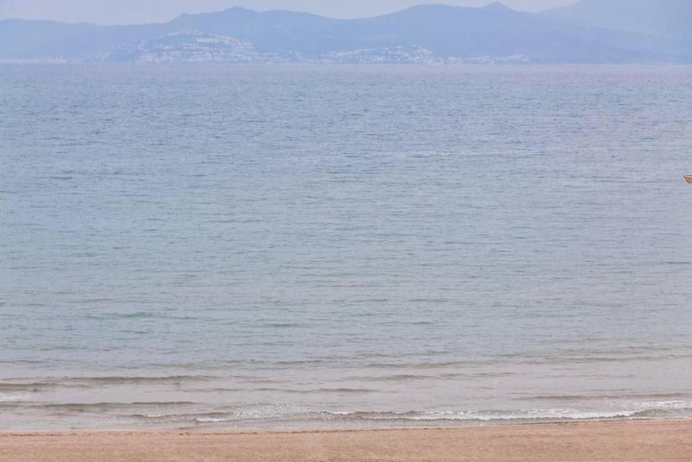 Apartamento Pie De Playa-Wifi Free L' Escala Exteriör bild